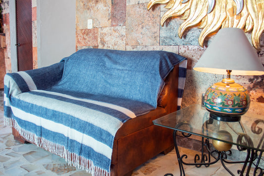 PAQUETE DE ENAMORADOS Almohadas de microgel y una Linda Frazada Margareth