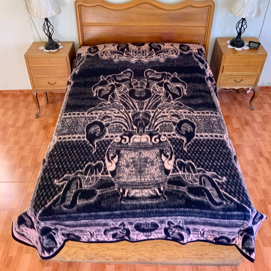 Cobertor tipo San Marcos de acrílico virgen doble vista MATRIMONIA medidas 2.20 x 1.80 mts