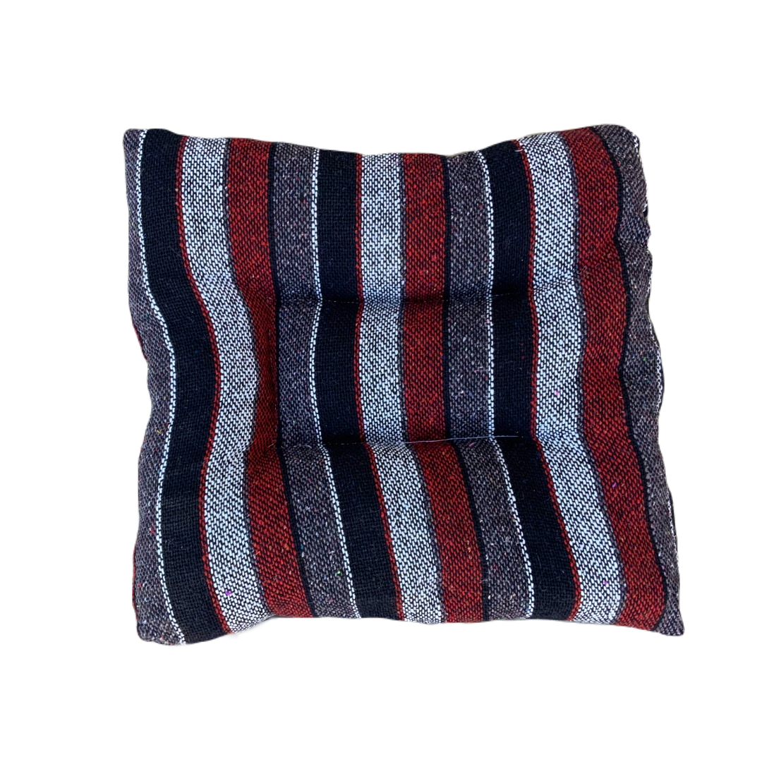 Cama Mediana para Mascotas (55 x 55 cm) artesanal con tela Fresca y ligera en superficie normalmente usada para elaboración de ponchos y tela tipo lona impermeable abajo