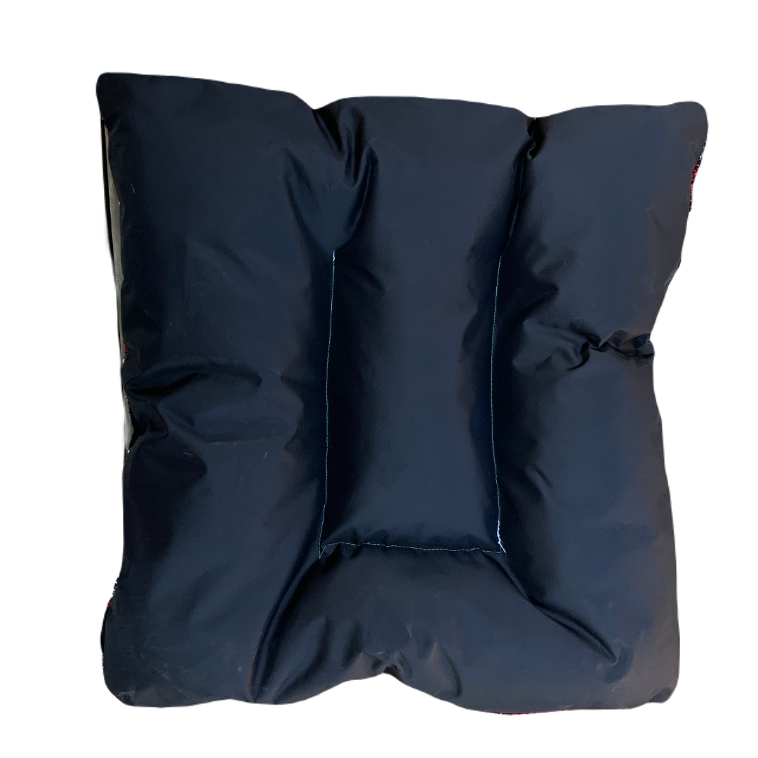 Cama Mediana para Mascotas (55 x 55 cm) artesanal con tela Fresca y ligera en superficie normalmente usada para elaboración de ponchos y tela tipo lona impermeable abajo