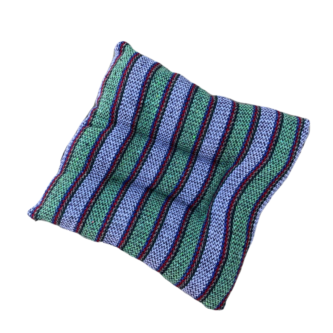 Cama Mediana para Mascotas (55 x 55 cm) artesanal con tela Fresca y ligera en superficie normalmente usada para elaboración de ponchos y tela tipo lona impermeable abajo