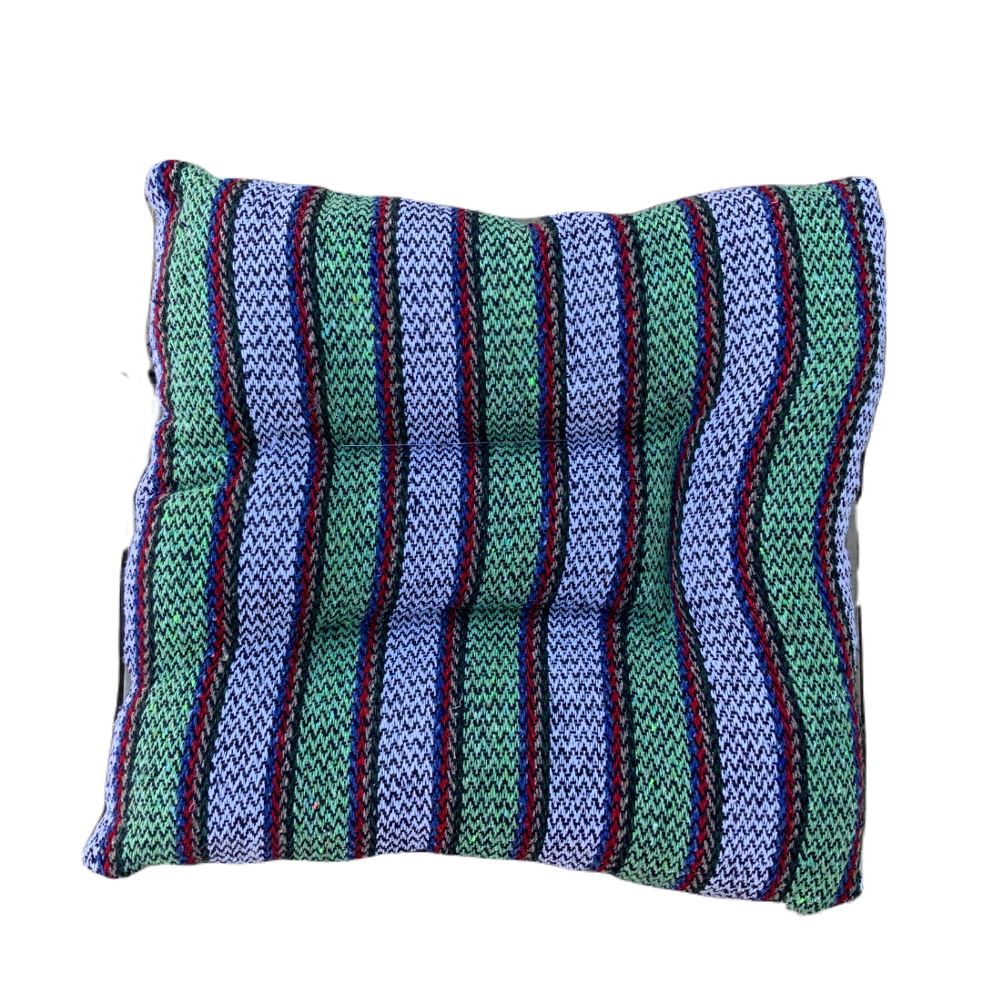 Cama Mediana para Mascotas (55 x 55 cm) artesanal con tela Fresca y ligera en superficie normalmente usada para elaboración de ponchos y tela tipo lona impermeable abajo