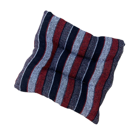 Cama Mediana para Mascotas (55 x 55 cm) artesanal con tela Fresca y ligera en superficie normalmente usada para elaboración de ponchos y tela tipo lona impermeable abajo