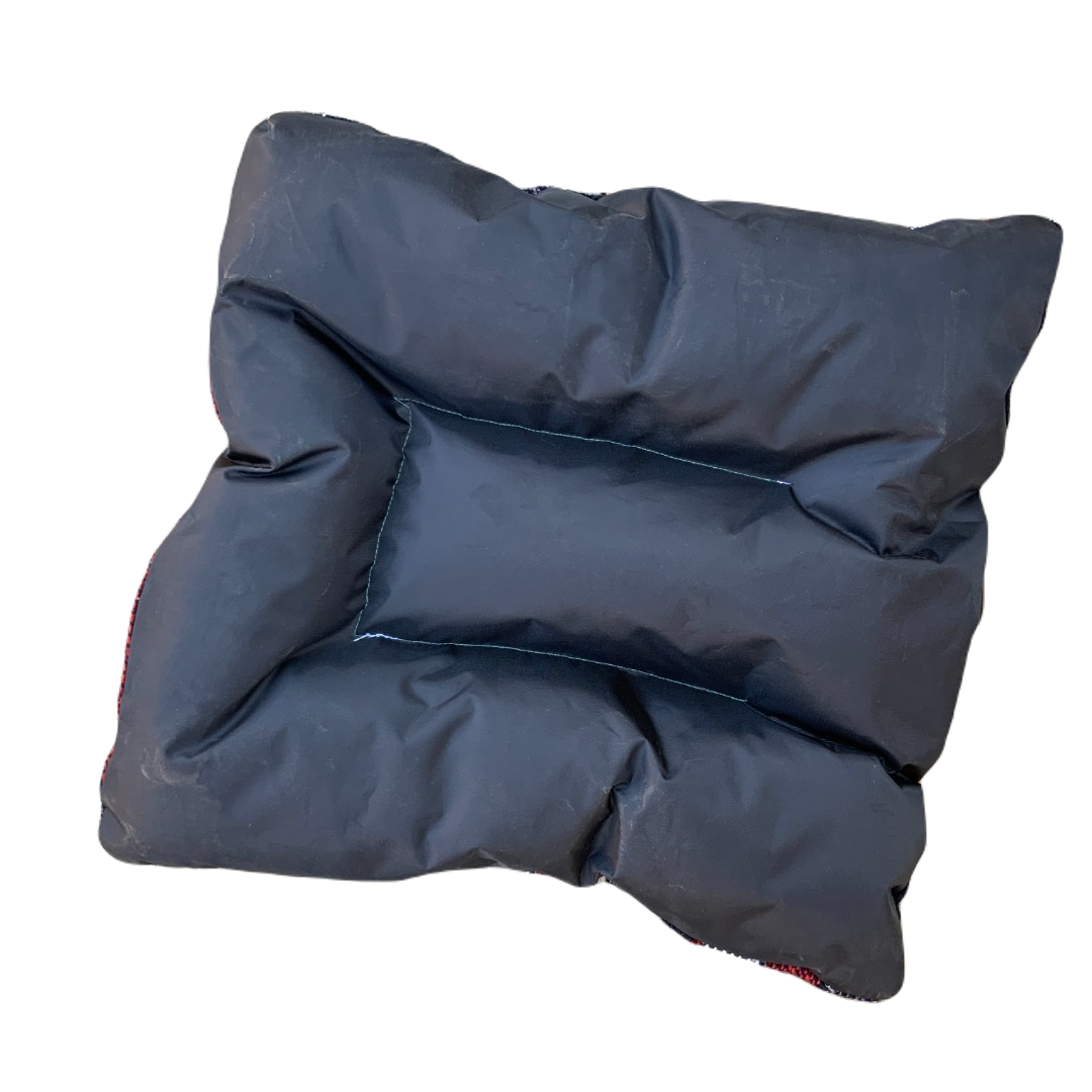 Cama Mediana para Mascotas (55 x 55 cm) artesanal con tela Fresca y ligera en superficie normalmente usada para elaboración de ponchos y tela tipo lona impermeable abajo