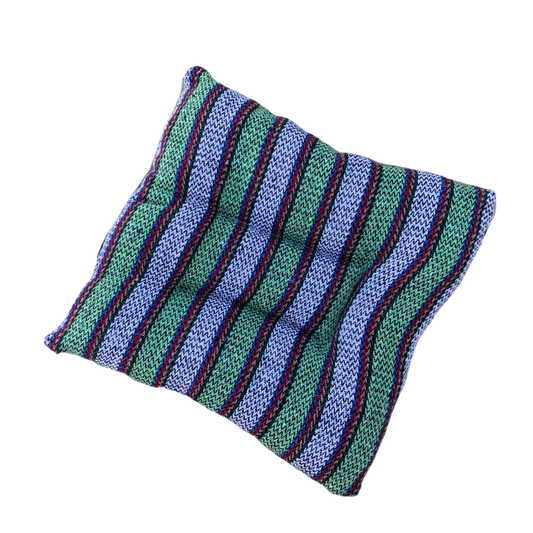 Cama Mediana para Mascotas (55 x 55 cm) artesanal con tela Fresca y ligera en superficie normalmente usada para elaboración de ponchos y tela tipo lona impermeable abajo